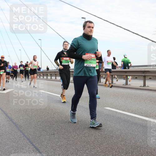 03.10.2025 - Köhlbrandbrückenlauf Lena Gebhardt http://msf.ph/oto/9199425 03.10.2025 15:38:39 Position 1 8131, 8411 meine-sportfotos.de