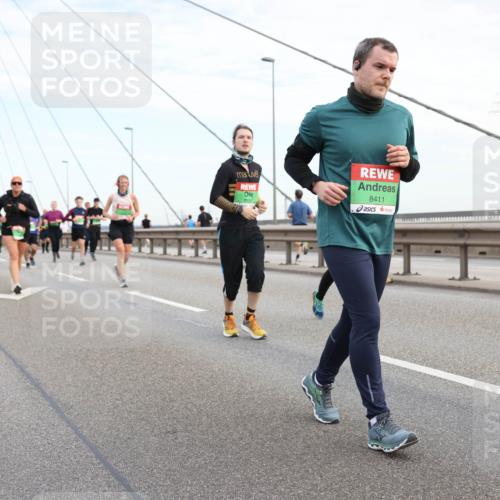 03.10.2025 - Köhlbrandbrückenlauf Lena Gebhardt http://msf.ph/oto/9199426 03.10.2025 15:38:39 Position 1 8411 meine-sportfotos.de