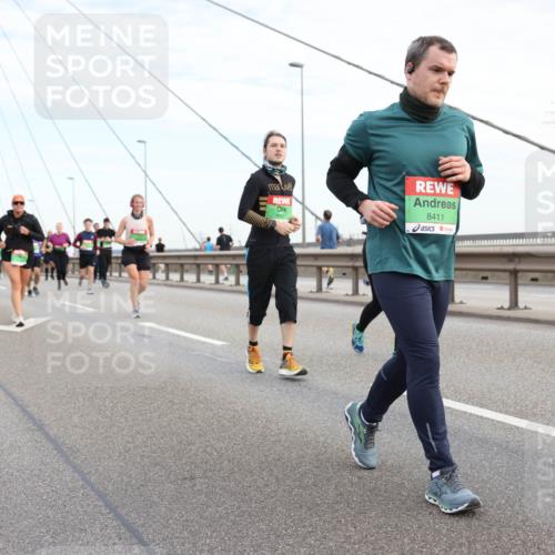 03.10.2025 - Köhlbrandbrückenlauf Lena Gebhardt http://msf.ph/oto/9199427 03.10.2025 15:38:39 Position 1 8131, 8411 meine-sportfotos.de