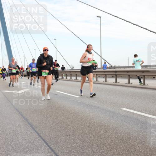 03.10.2025 - Köhlbrandbrückenlauf Lena Gebhardt http://msf.ph/oto/9199431 03.10.2025 15:38:41 Position 1  meine-sportfotos.de