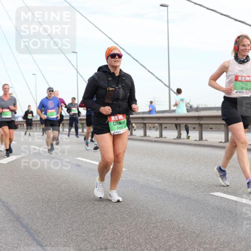 03.10.2025 - Köhlbrandbrückenlauf Lena Gebhardt http://msf.ph/oto/9199435 03.10.2025 15:38:42 Position 1 848, 9712 meine-sportfotos.de