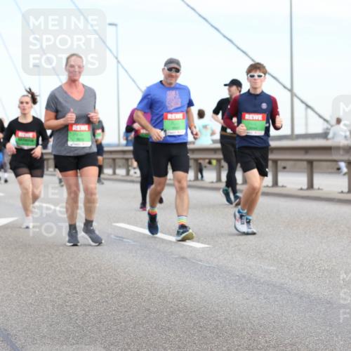 03.10.2025 - Köhlbrandbrückenlauf Lena Gebhardt http://msf.ph/oto/9199442 03.10.2025 15:38:44 Position 1  meine-sportfotos.de
