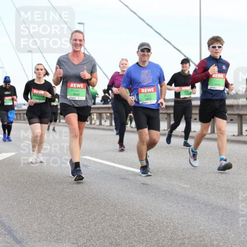 03.10.2025 - Köhlbrandbrückenlauf Lena Gebhardt http://msf.ph/oto/9199445 03.10.2025 15:38:44 Position 1 9694, 9692, 8418, 9693 meine-sportfotos.de