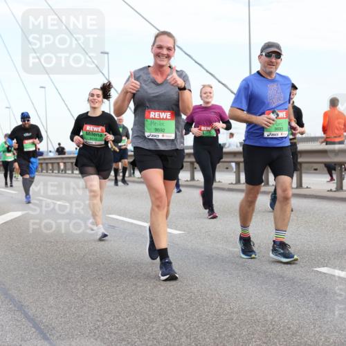03.10.2025 - Köhlbrandbrückenlauf Lena Gebhardt http://msf.ph/oto/9199449 03.10.2025 15:38:45 Position 1 9693, 9692, 8418, 9694 meine-sportfotos.de