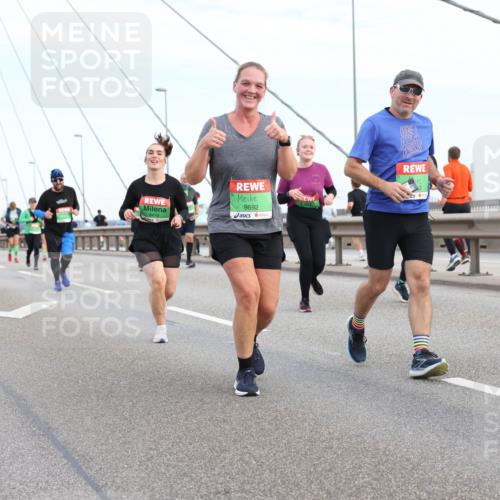 03.10.2025 - Köhlbrandbrückenlauf Lena Gebhardt http://msf.ph/oto/9199451 03.10.2025 15:38:45 Position 1 8418, 9692, 9694 meine-sportfotos.de
