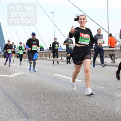 03.10.2025 - Köhlbrandbrückenlauf Lena Gebhardt http://msf.ph/oto/9199455 03.10.2025 15:38:46 Position 1 8418 meine-sportfotos.de