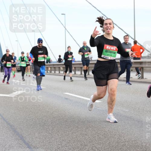 03.10.2025 - Köhlbrandbrückenlauf Lena Gebhardt http://msf.ph/oto/9199457 03.10.2025 15:38:46 Position 1 8418 meine-sportfotos.de
