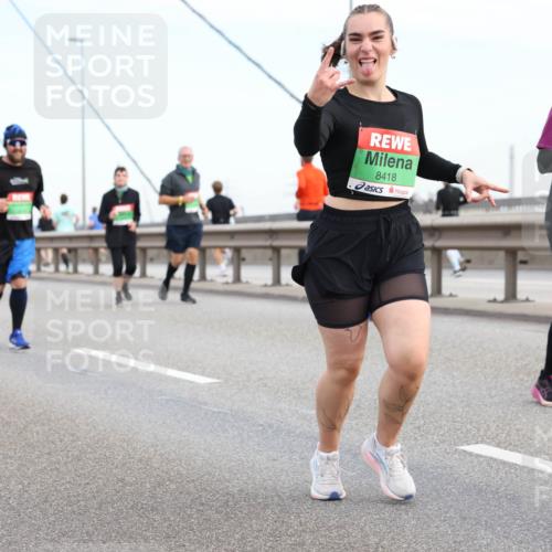03.10.2025 - Köhlbrandbrückenlauf Lena Gebhardt http://msf.ph/oto/9199458 03.10.2025 15:38:47 Position 1 8418 meine-sportfotos.de