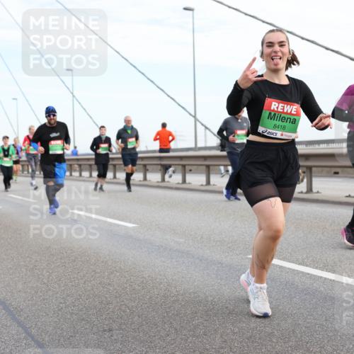03.10.2025 - Köhlbrandbrückenlauf Lena Gebhardt http://msf.ph/oto/9199460 03.10.2025 15:38:47 Position 1 8418 meine-sportfotos.de
