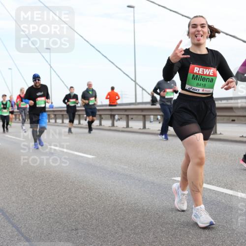 03.10.2025 - Köhlbrandbrückenlauf Lena Gebhardt http://msf.ph/oto/9199461 03.10.2025 15:38:47 Position 1 8418 meine-sportfotos.de