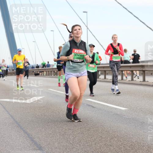 03.10.2025 - Köhlbrandbrückenlauf Lena Gebhardt http://msf.ph/oto/9199469 03.10.2025 15:38:50 Position 1 8840 meine-sportfotos.de