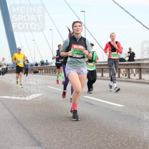 03.10.2025 - Köhlbrandbrückenlauf Lena Gebhardt http://msf.ph/oto/9199470 03.10.2025 15:38:50 Position 1 8840 meine-sportfotos.de