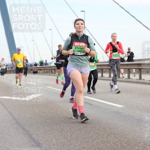 03.10.2025 - Köhlbrandbrückenlauf Lena Gebhardt http://msf.ph/oto/9199471 03.10.2025 15:38:50 Position 1 8840 meine-sportfotos.de