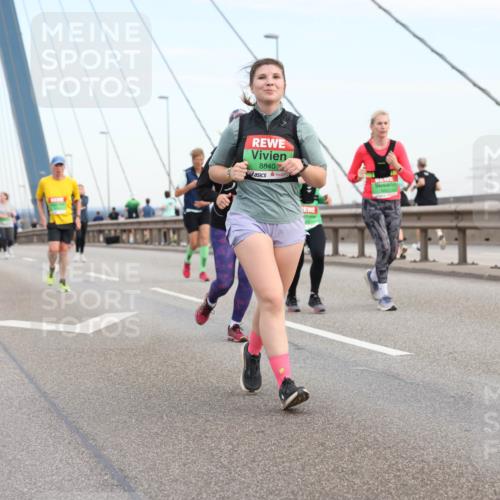 03.10.2025 - Köhlbrandbrückenlauf Lena Gebhardt http://msf.ph/oto/9199472 03.10.2025 15:38:50 Position 1 8840 meine-sportfotos.de