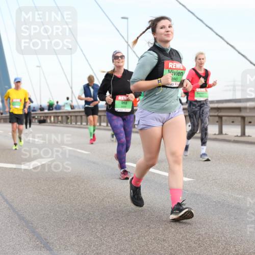 03.10.2025 - Köhlbrandbrückenlauf Lena Gebhardt http://msf.ph/oto/9199474 03.10.2025 15:38:51 Position 1 8896, 8840 meine-sportfotos.de