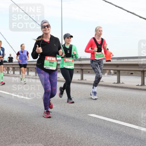 03.10.2025 - Köhlbrandbrückenlauf Lena Gebhardt http://msf.ph/oto/9199478 03.10.2025 15:38:52 Position 1 8896, 8653, 8661 meine-sportfotos.de