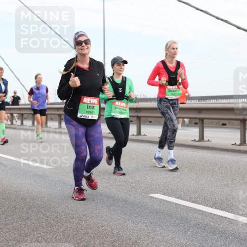 03.10.2025 - Köhlbrandbrückenlauf Lena Gebhardt http://msf.ph/oto/9199479 03.10.2025 15:38:52 Position 1 8896, 8653, 8661 meine-sportfotos.de