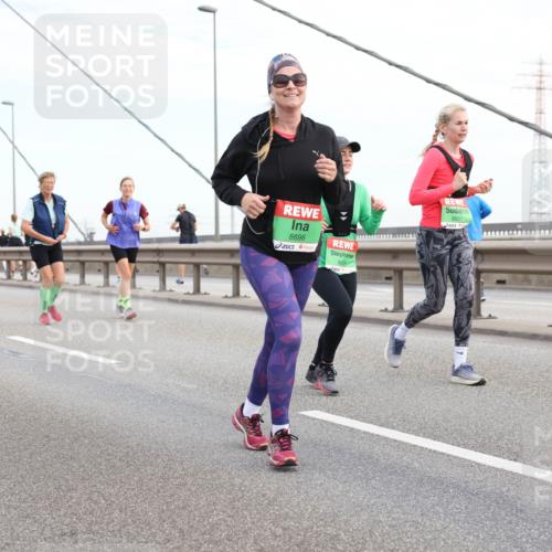 03.10.2025 - Köhlbrandbrückenlauf Lena Gebhardt http://msf.ph/oto/9199480 03.10.2025 15:38:53 Position 1 8896, 8653, 8661 meine-sportfotos.de