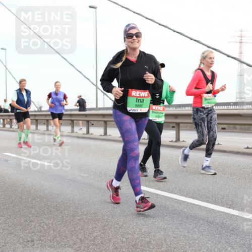 03.10.2025 - Köhlbrandbrückenlauf Lena Gebhardt http://msf.ph/oto/9199481 03.10.2025 15:38:53 Position 1 8896, 8653, 8661 meine-sportfotos.de