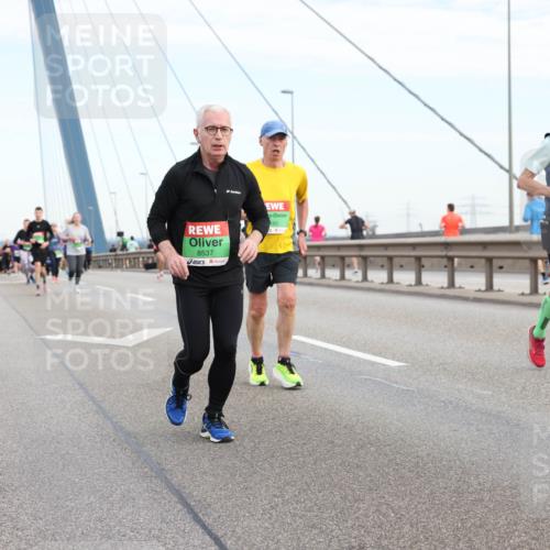 03.10.2025 - Köhlbrandbrückenlauf Lena Gebhardt http://msf.ph/oto/9199486 03.10.2025 15:38:55 Position 1 8537, 80 meine-sportfotos.de