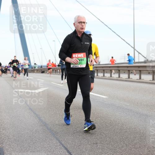 03.10.2025 - Köhlbrandbrückenlauf Lena Gebhardt http://msf.ph/oto/9199489 03.10.2025 15:38:56 Position 1 37 meine-sportfotos.de