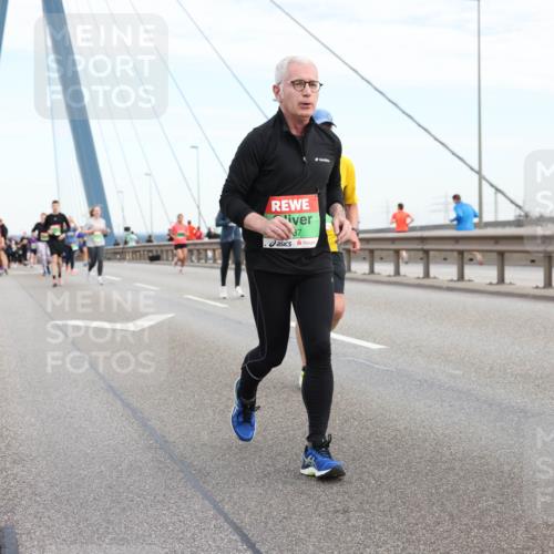 03.10.2025 - Köhlbrandbrückenlauf Lena Gebhardt http://msf.ph/oto/9199490 03.10.2025 15:38:56 Position 1 37 meine-sportfotos.de