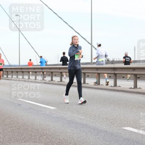 03.10.2025 - Köhlbrandbrückenlauf Lena Gebhardt http://msf.ph/oto/9199494 03.10.2025 15:38:59 Position 1  meine-sportfotos.de