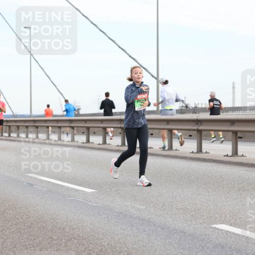 03.10.2025 - Köhlbrandbrückenlauf Lena Gebhardt http://msf.ph/oto/9199496 03.10.2025 15:38:59 Position 1  meine-sportfotos.de