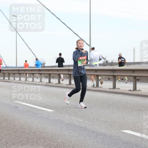 03.10.2025 - Köhlbrandbrückenlauf Lena Gebhardt http://msf.ph/oto/9199497 03.10.2025 15:38:59 Position 1  meine-sportfotos.de