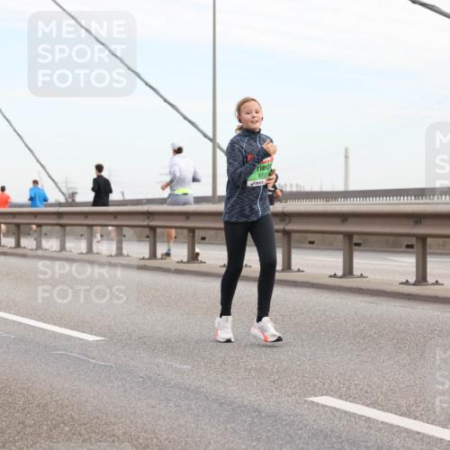 03.10.2025 - Köhlbrandbrückenlauf Lena Gebhardt http://msf.ph/oto/9199498 03.10.2025 15:38:59 Position 1 8724 meine-sportfotos.de