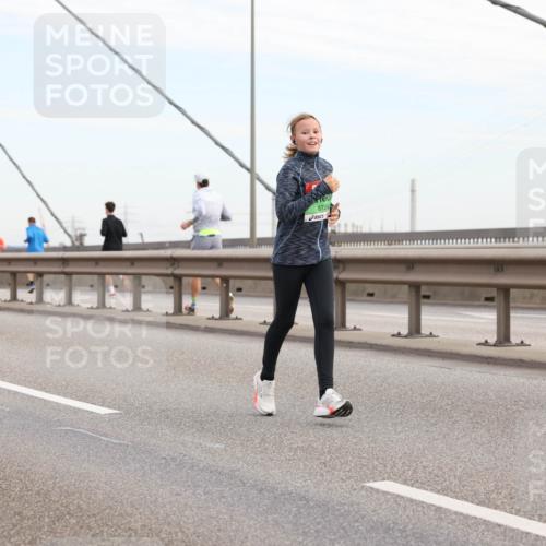 03.10.2025 - Köhlbrandbrückenlauf Lena Gebhardt http://msf.ph/oto/9199499 03.10.2025 15:38:59 Position 1 8724 meine-sportfotos.de