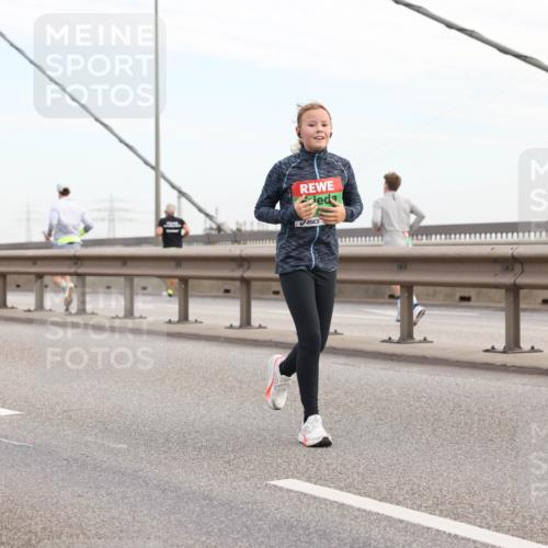03.10.2025 - Köhlbrandbrückenlauf Lena Gebhardt http://msf.ph/oto/9199501 03.10.2025 15:39:00 Position 1  meine-sportfotos.de