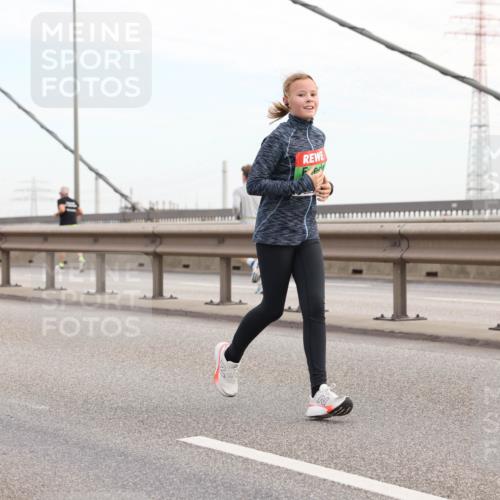 03.10.2025 - Köhlbrandbrückenlauf Lena Gebhardt http://msf.ph/oto/9199502 03.10.2025 15:39:00 Position 1  meine-sportfotos.de