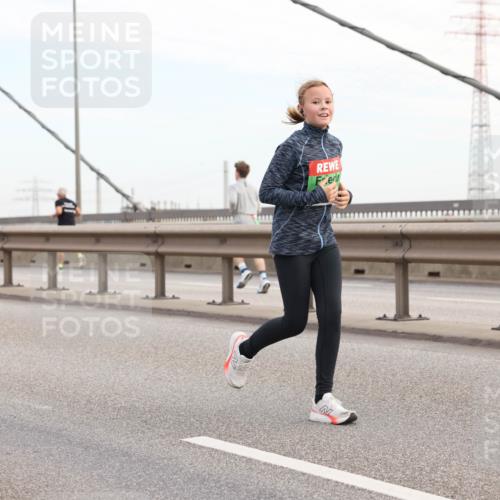 03.10.2025 - Köhlbrandbrückenlauf Lena Gebhardt http://msf.ph/oto/9199503 03.10.2025 15:39:00 Position 1  meine-sportfotos.de