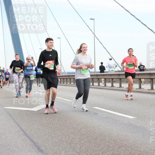 03.10.2025 - Köhlbrandbrückenlauf Lena Gebhardt http://msf.ph/oto/9199507 03.10.2025 15:39:02 Position 1 7964, 8364 meine-sportfotos.de