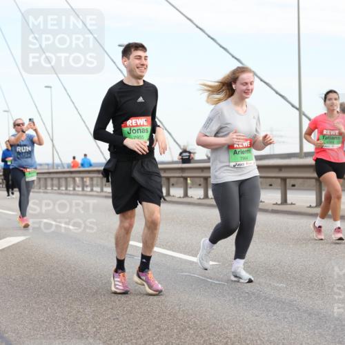 03.10.2025 - Köhlbrandbrückenlauf Lena Gebhardt http://msf.ph/oto/9199512 03.10.2025 15:39:03 Position 1 7955, 7964, 8364 meine-sportfotos.de