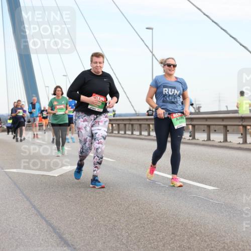03.10.2025 - Köhlbrandbrückenlauf Lena Gebhardt http://msf.ph/oto/9199519 03.10.2025 15:39:06 Position 1 2024, 8301 meine-sportfotos.de