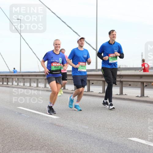 03.10.2025 - Köhlbrandbrückenlauf Lena Gebhardt http://msf.ph/oto/9199531 03.10.2025 15:39:13 Position 1 9253, 9248, 9251 meine-sportfotos.de