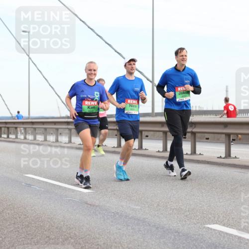 03.10.2025 - Köhlbrandbrückenlauf Lena Gebhardt http://msf.ph/oto/9199532 03.10.2025 15:39:13 Position 1 9251, 9253, 9248 meine-sportfotos.de