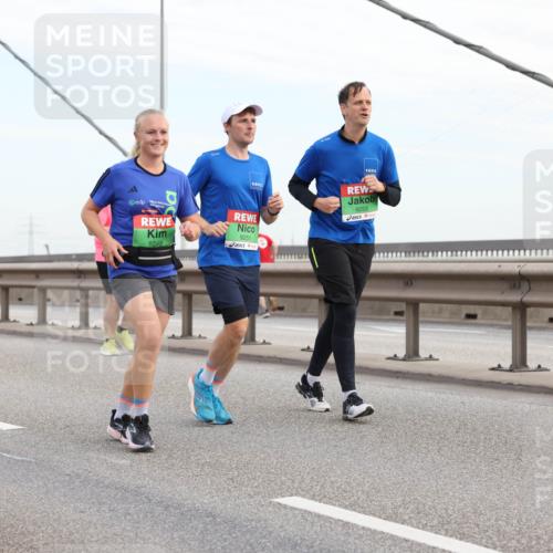 03.10.2025 - Köhlbrandbrückenlauf Lena Gebhardt http://msf.ph/oto/9199535 03.10.2025 15:39:14 Position 1 9248, 9251, 9253 meine-sportfotos.de