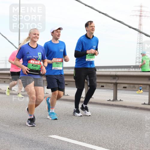 03.10.2025 - Köhlbrandbrückenlauf Lena Gebhardt http://msf.ph/oto/9199536 03.10.2025 15:39:14 Position 1 9248, 9251, 9253 meine-sportfotos.de