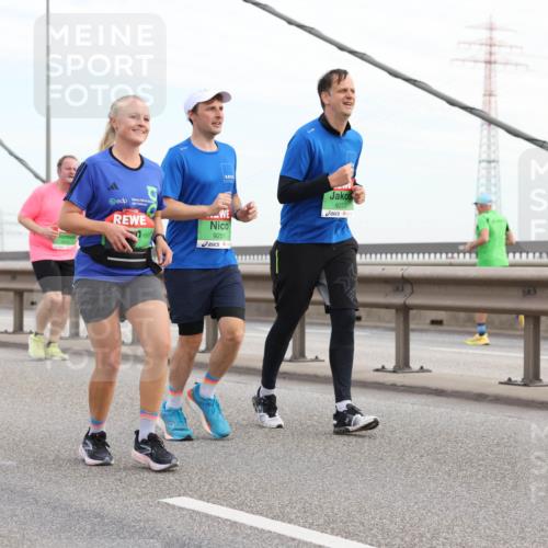 03.10.2025 - Köhlbrandbrückenlauf Lena Gebhardt http://msf.ph/oto/9199538 03.10.2025 15:39:14 Position 1 9251, 9253 meine-sportfotos.de