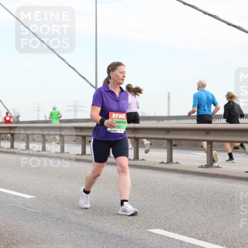 03.10.2025 - Köhlbrandbrückenlauf Lena Gebhardt http://msf.ph/oto/9199550 03.10.2025 15:39:19 Position 1 3551 meine-sportfotos.de