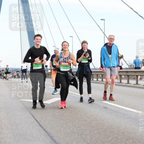 03.10.2025 - Köhlbrandbrückenlauf Lena Gebhardt http://msf.ph/oto/9199559 03.10.2025 15:39:22 Position 1 9554, 7998 meine-sportfotos.de