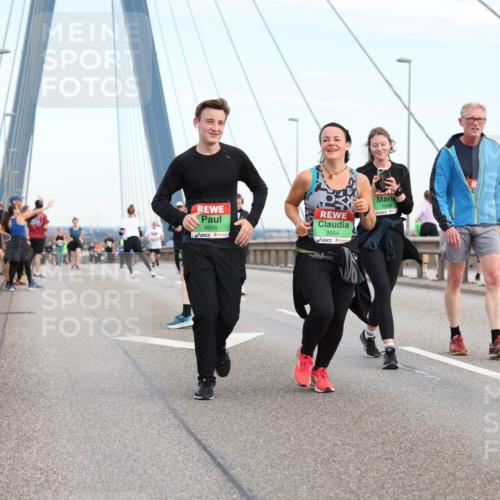 03.10.2025 - Köhlbrandbrückenlauf Lena Gebhardt http://msf.ph/oto/9199560 03.10.2025 15:39:23 Position 1 9555, 9554, 7998 meine-sportfotos.de