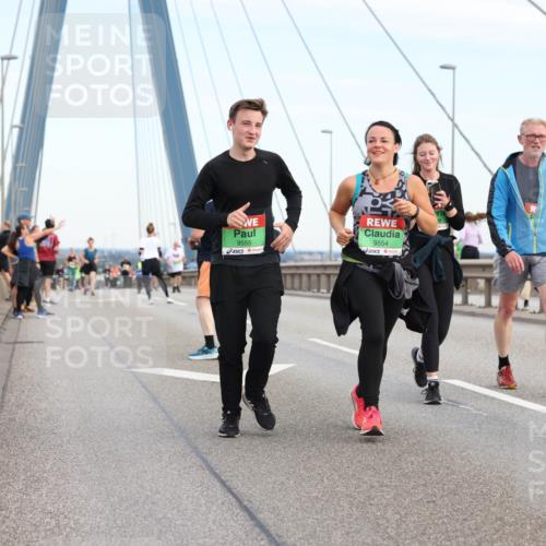 03.10.2025 - Köhlbrandbrückenlauf Lena Gebhardt http://msf.ph/oto/9199562 03.10.2025 15:39:23 Position 1 9555, 9554 meine-sportfotos.de