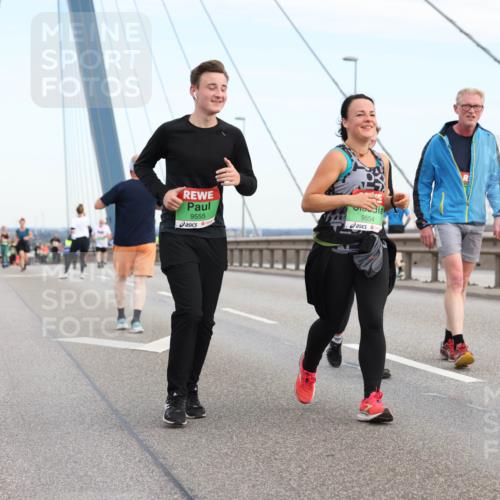 03.10.2025 - Köhlbrandbrückenlauf Lena Gebhardt http://msf.ph/oto/9199563 03.10.2025 15:39:24 Position 1 9555, 9554 meine-sportfotos.de