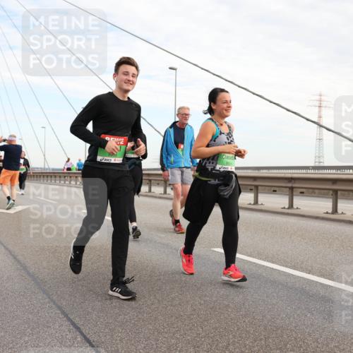 03.10.2025 - Köhlbrandbrückenlauf Lena Gebhardt http://msf.ph/oto/9199565 03.10.2025 15:39:25 Position 1 9554 meine-sportfotos.de
