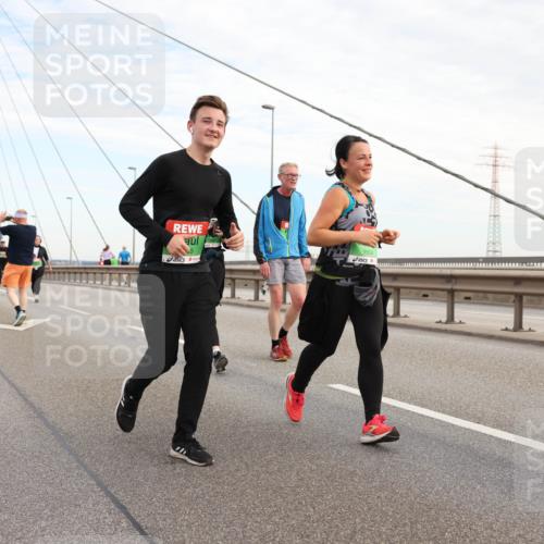 03.10.2025 - Köhlbrandbrückenlauf Lena Gebhardt http://msf.ph/oto/9199566 03.10.2025 15:39:25 Position 1 9554 meine-sportfotos.de