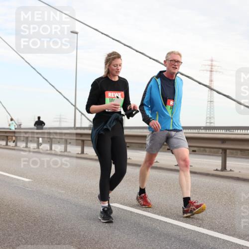 03.10.2025 - Köhlbrandbrückenlauf Lena Gebhardt http://msf.ph/oto/9199567 03.10.2025 15:39:26 Position 1  meine-sportfotos.de
